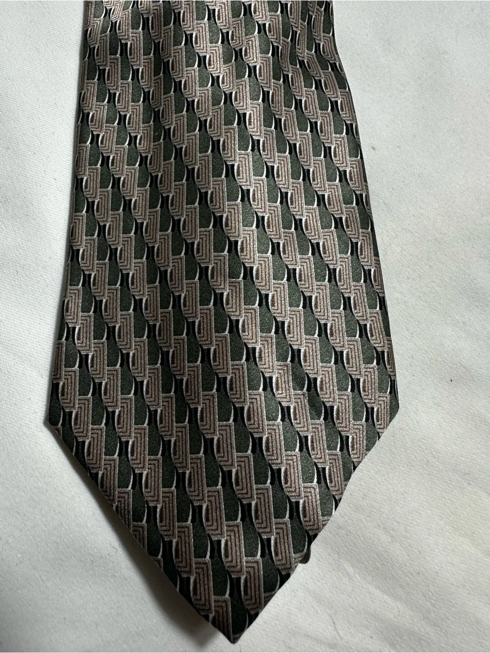 A52. Van Heusen Classic Men's Silk Green and Taule Patterned Tie